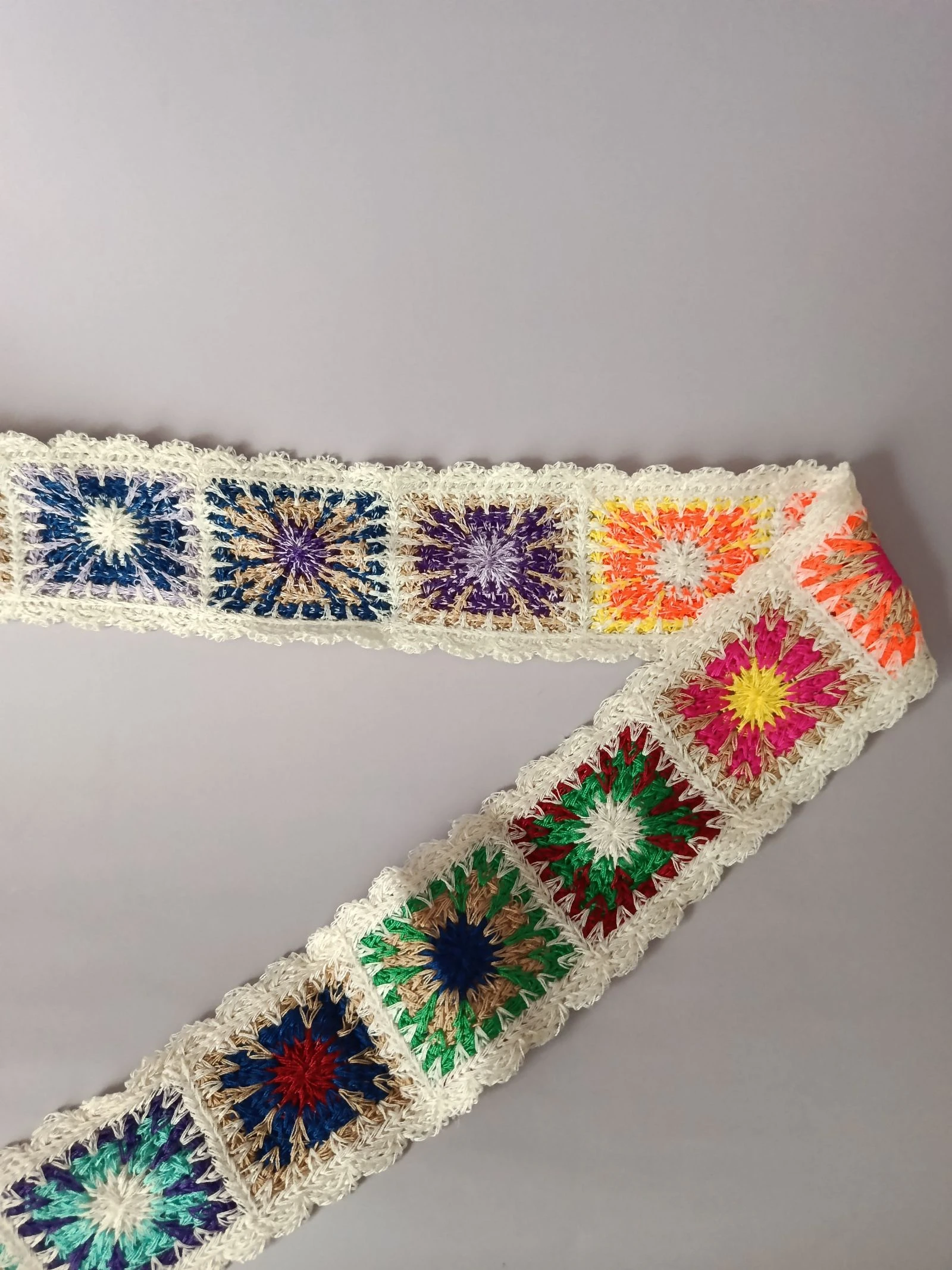 Ecru tas met open werk en gekleurde bloemen – photo 5